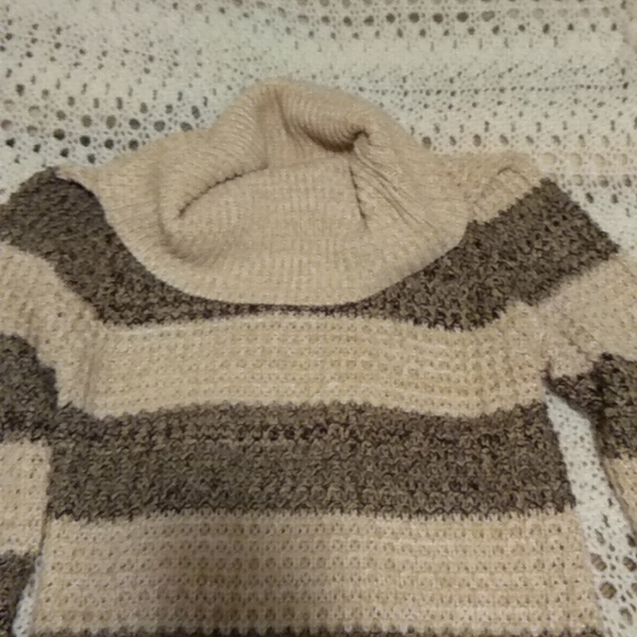 60. Rue 21 Sweater Large - Picture 2 of 4